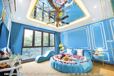 Kamer met kingsize bed en uitzicht op het meer — King’s hotel Trung Yên